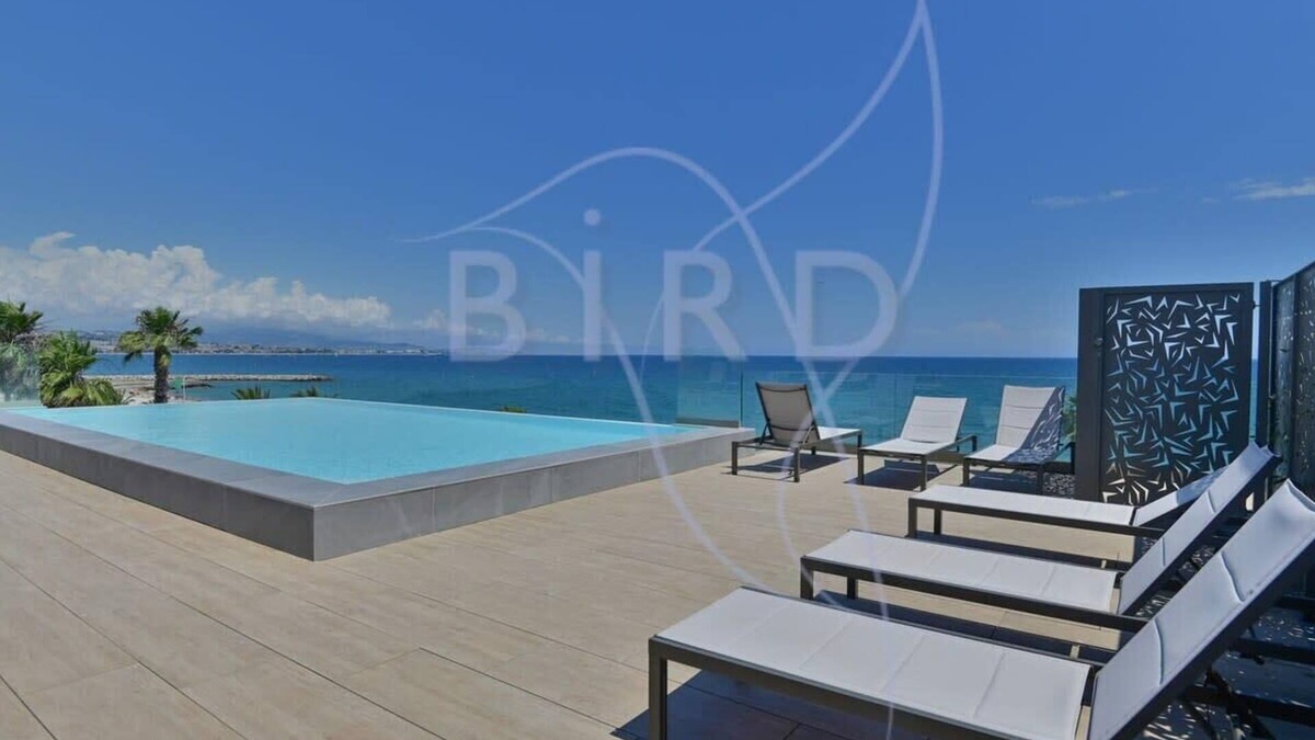 Villeneuve Loubet Beach Apartment | Studio feet in the water, friendly, cozy and unique.
