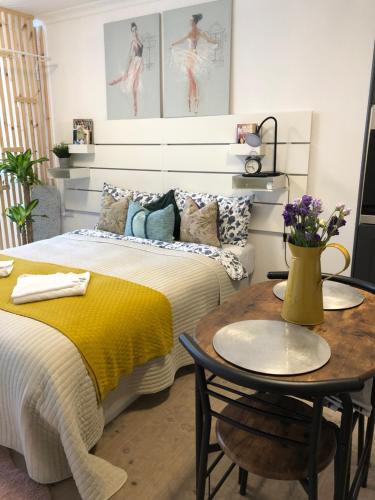 Broadheath Apartment | Studio Flat
