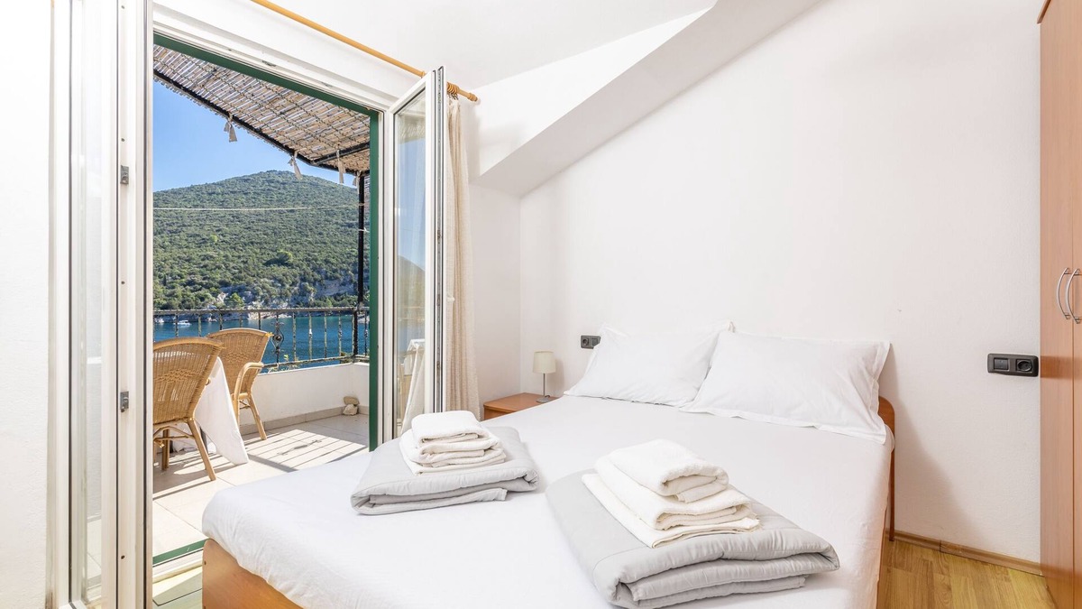 Pokrivenik Apartment | Studio flat near beach Cove Pokrivenik, Hvar (AS-2073-b)
