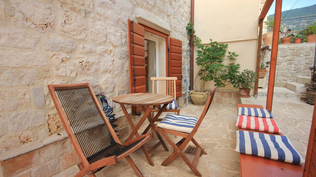 Komiza Apartment | Studio flat near beach Komiža, Vis (AS-3035-f)