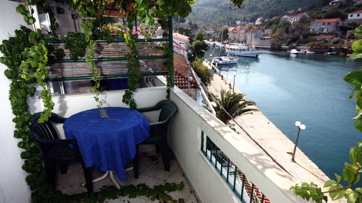 Stomorska Apartment | Studio flat with balcony and sea view Stomorska, Šolta (AS-5239-a)