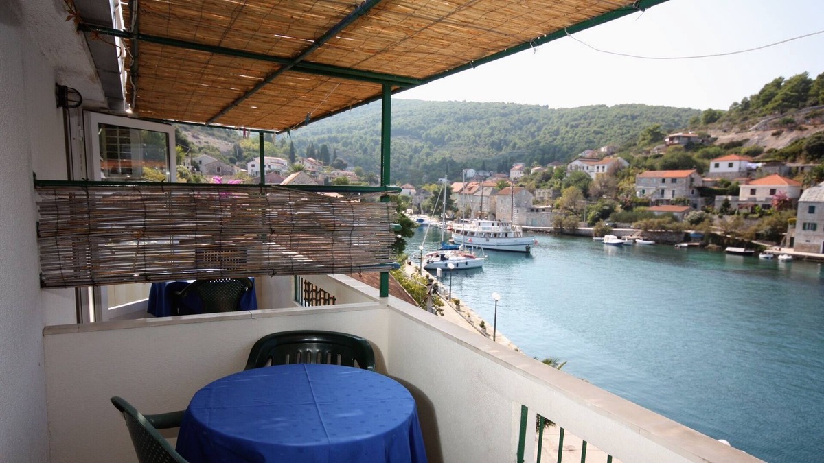 Stomorska Apartment | Studio flat with balcony and sea view Stomorska, Šolta (AS-5239-b)