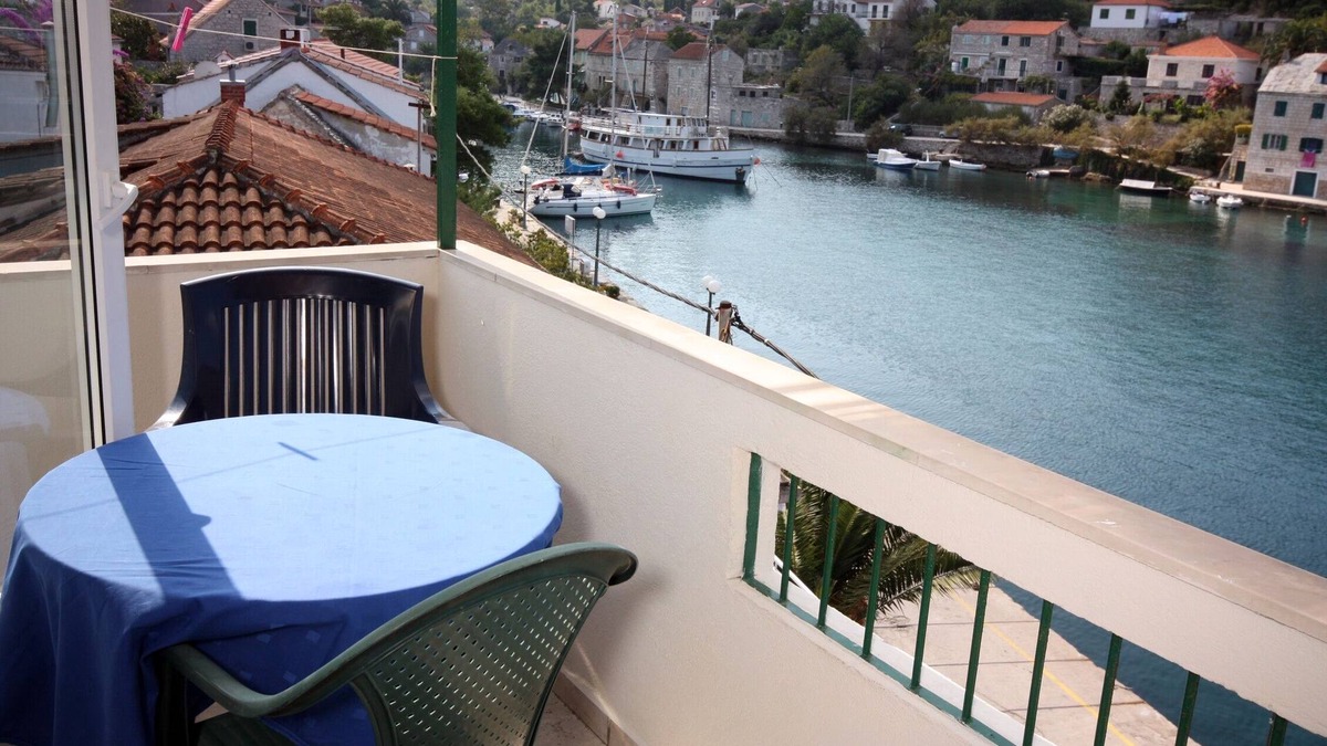 Stomorska Apartment | Studio flat with balcony and sea view Stomorska, Šolta (AS-5239-c)