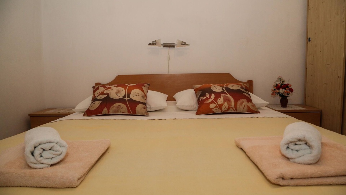 Milna Apartment | Studio flat with balcony and sea view Milna, Hvar (AS-22619-b)