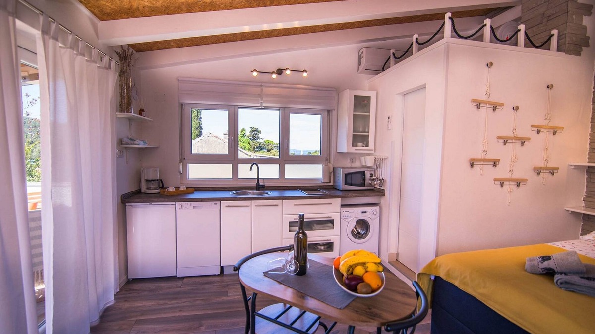 Veli Losinj Apartment | Studio flat with terrace and sea view Veli Lošinj, Lošinj (AS-21260-a)