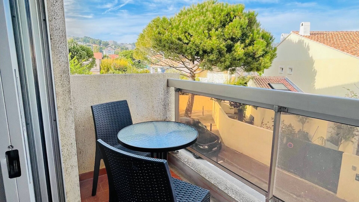 La Plage Apartment | Studio Fonctionnel Avec Balcon en Quelques pas de la Plage et Tout Commodité