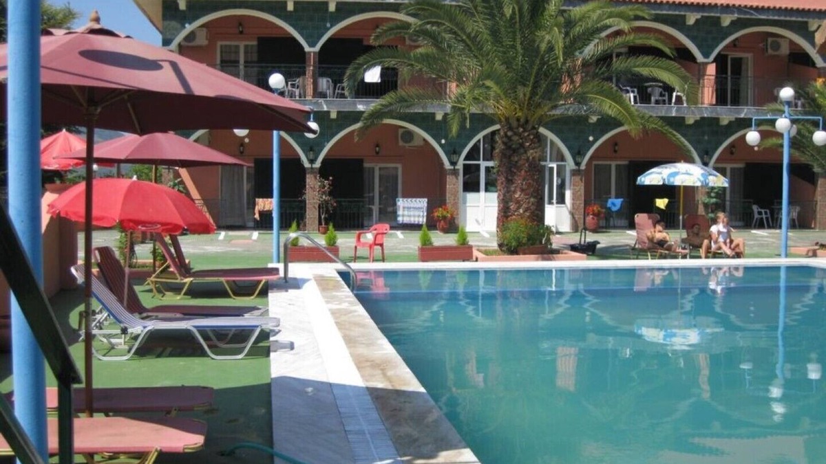 Vassilatika Apartment | Studio for 2 With shared Pool Within Easy Reach Of Beaches