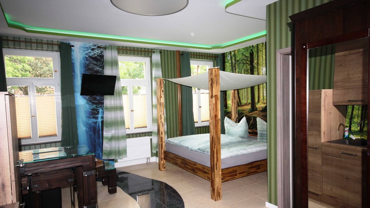 Neuschonefeld Apartment | Studio Forest - Romantic Apartments in Leipzig, *2km to the city center*