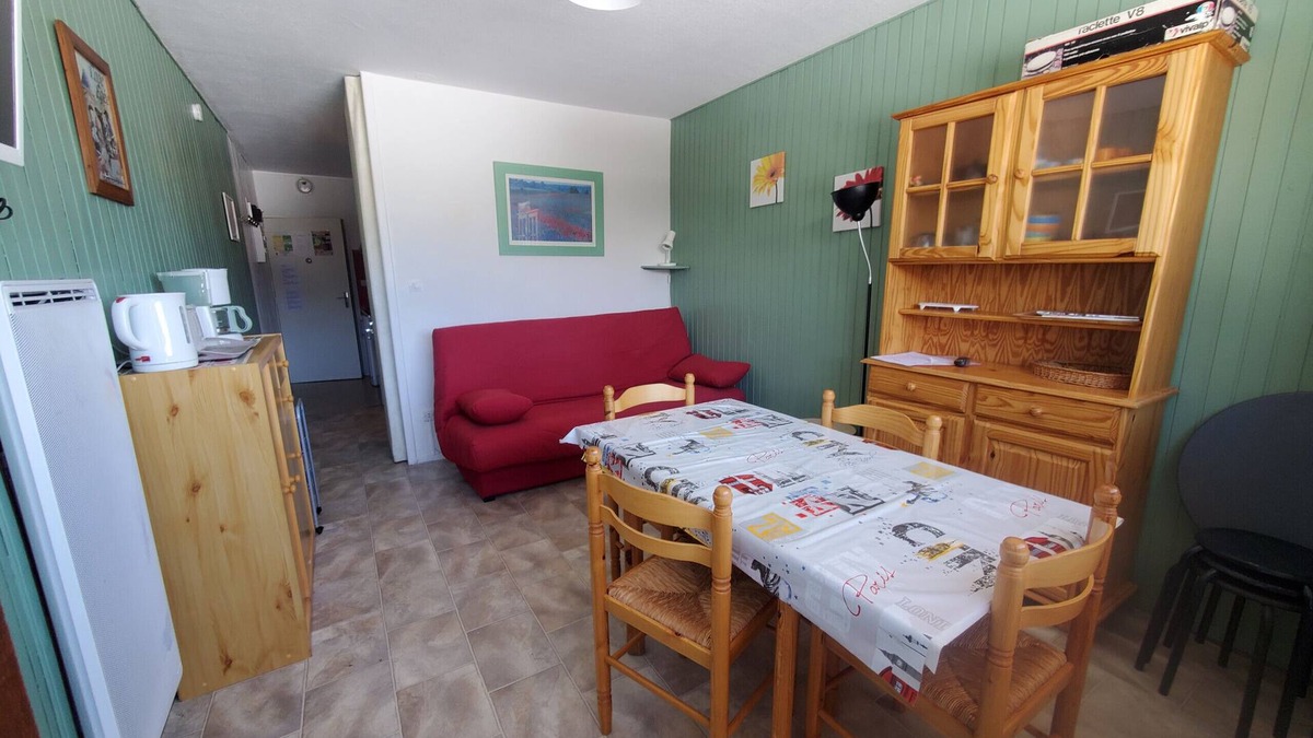 Besse-et-Saint-Anastaise Apartment | STUDIO AU PIED DES PISTES 22 TB