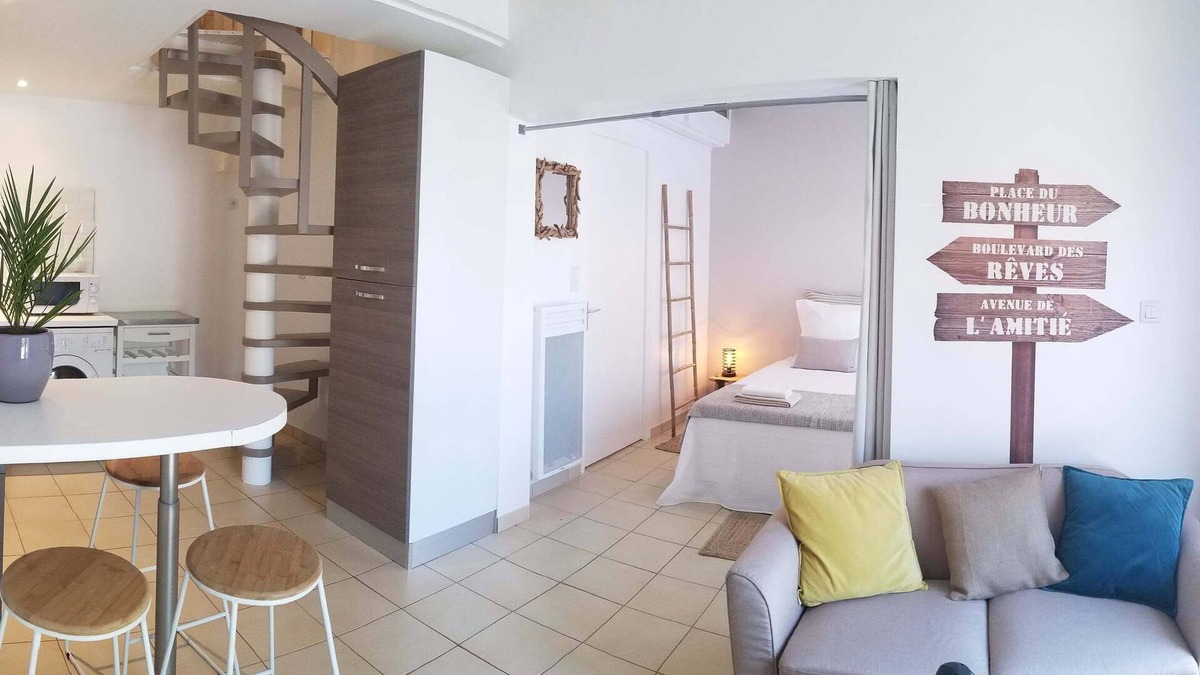 Saint-Maurice-sur-Eygues Apartment | STUDIO in the middle of the vineyards facing the Ventoux - for 2 adults and 2 children.