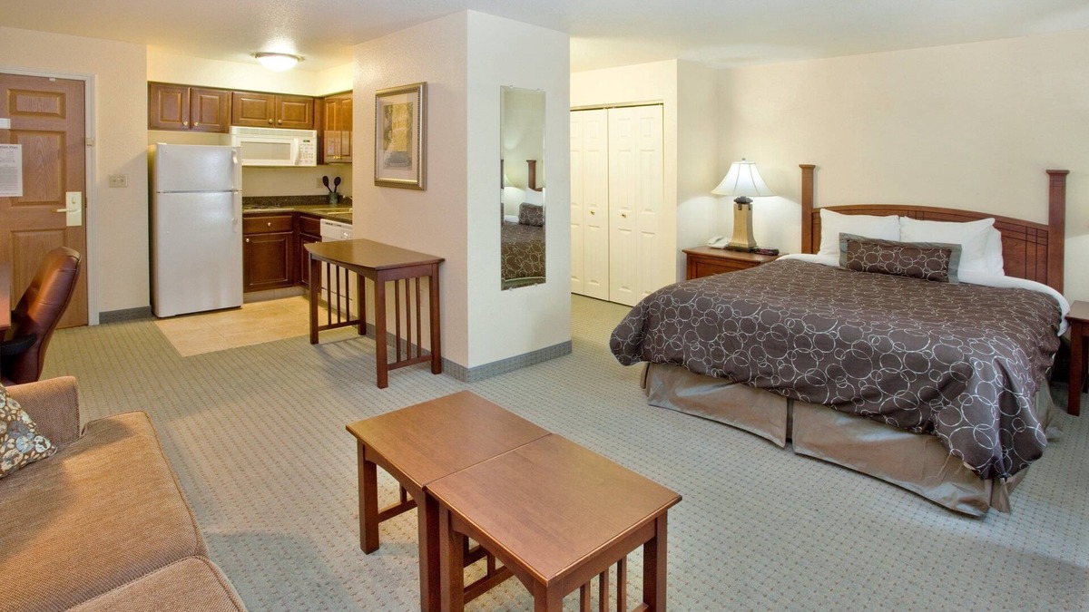 Kalamazoo Apartment | Studio | Free Breakfast. Indoor Pool
