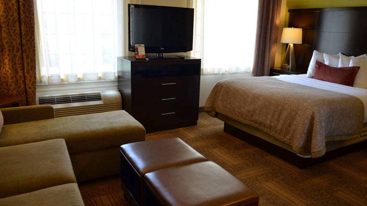 Longview Apartment | Studio | Free Breakfast. Indoor Pool & Hot Tub