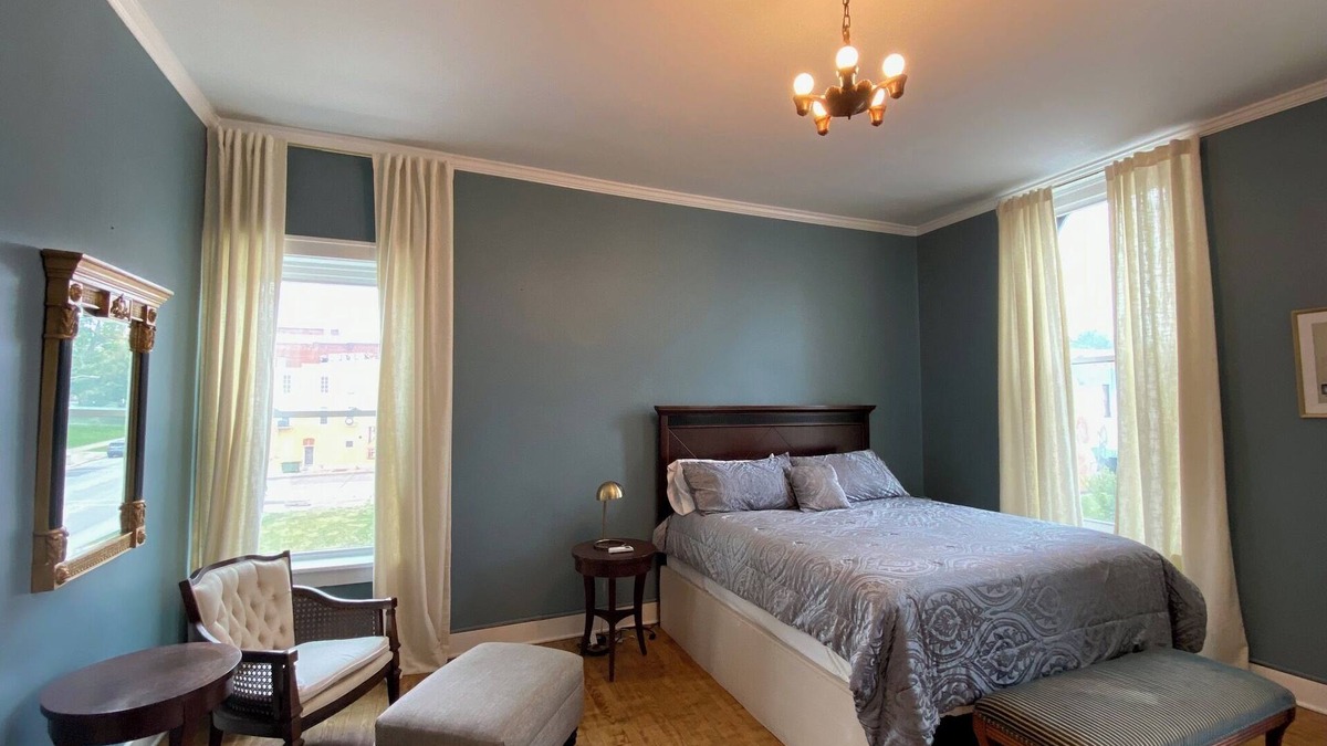 Hannibal Apartment | Studio furnished apartment located in the heart of downtown Hannibal, Missouri.n