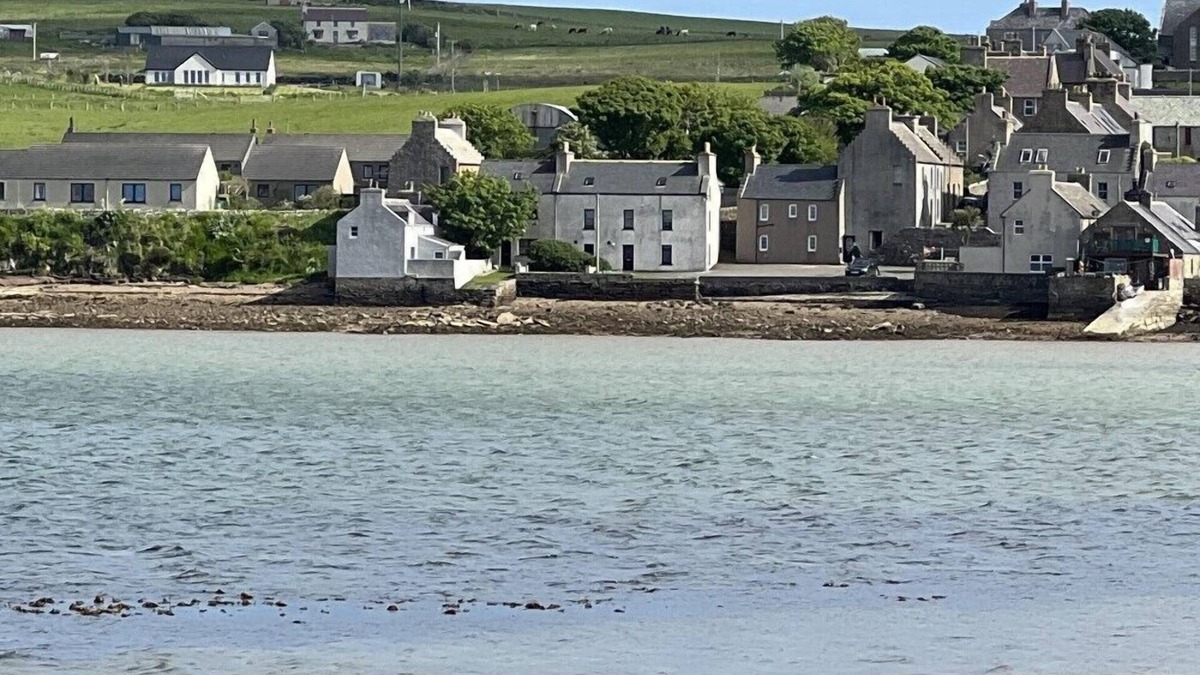 St. Margaret's Hope Cottage | STUDIO HOUSE, romantic, with open fire in St Margaret's Hope