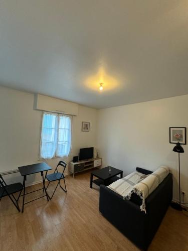 Conflans-Sainte-Honorine Apartment | Studio idéal Gare & Centre-Ville