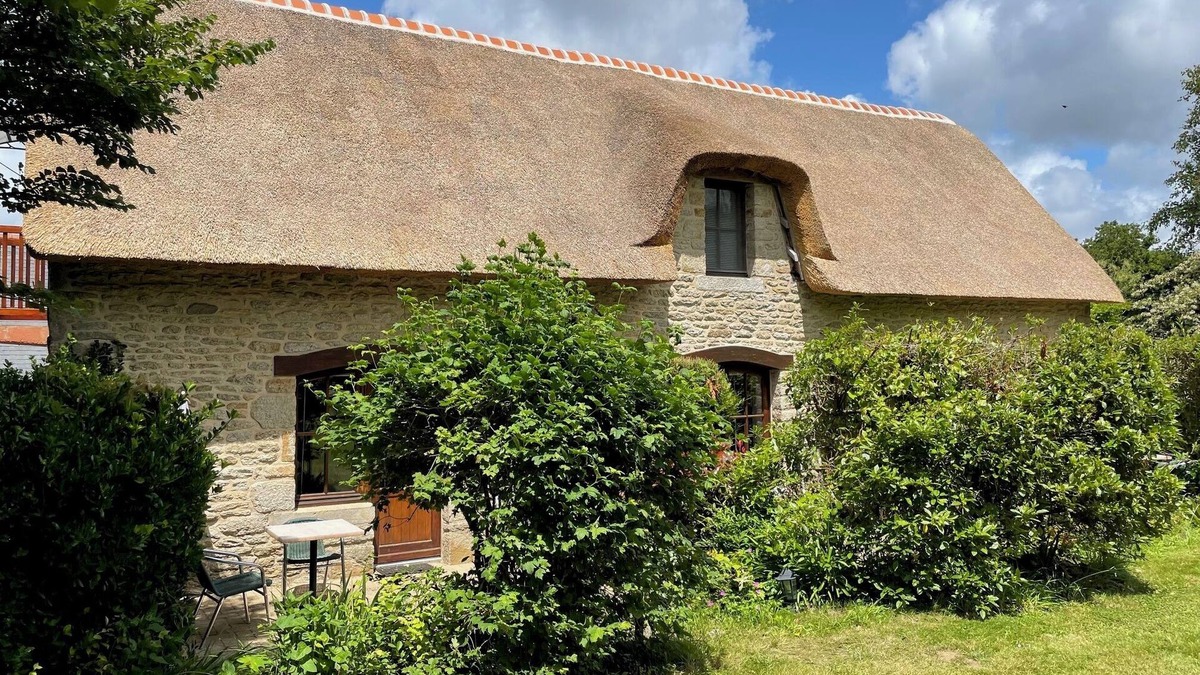Plomeur Apartment | Studio in a beautiful thatched cottage, near Pointe de la Torche