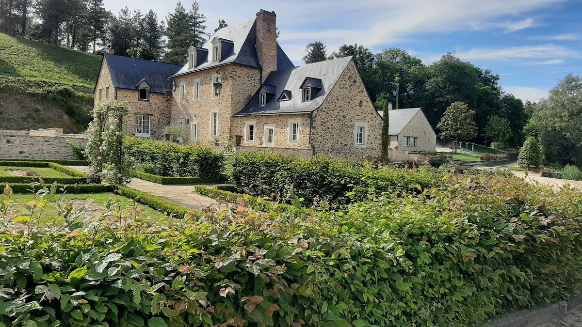 Fromentieres Apartment | Studio in a 28-hectare property, with all modern conveniences, on the banks of the Mayenne river