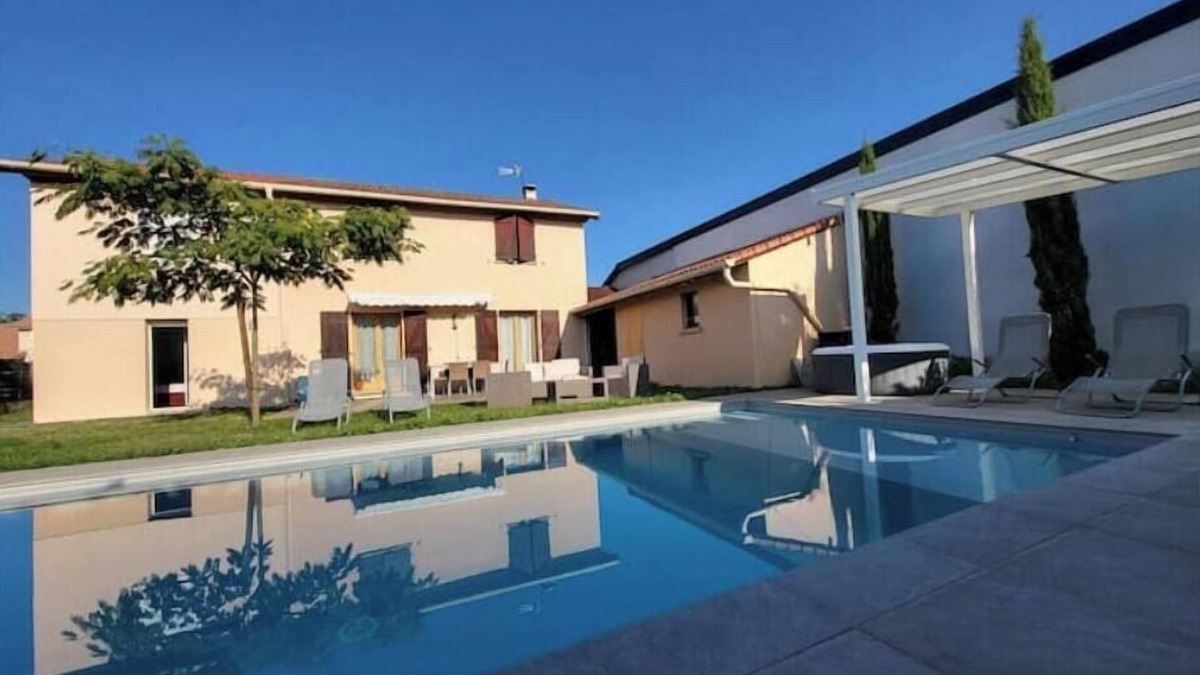 Jonage Apartment | Studio in a house with swimming pool.