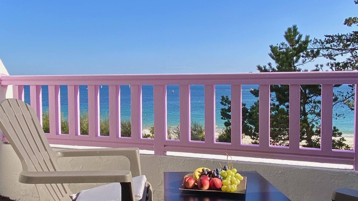 Audierne Apartment | Studio in a magnificent villa with private beach access.
