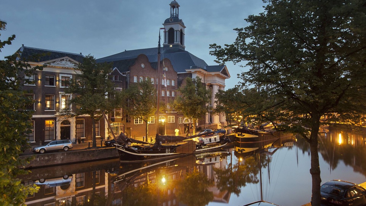 Schiedam Apartment | studio in canal villa in the Old centre Schiedam