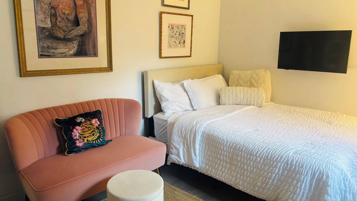 Chinatown Apartment | studio in chinatown/little italy fabulous neighborhood