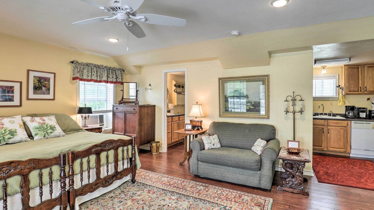 Oakwood Apartment | Studio in College Station w/Expansive Deck!