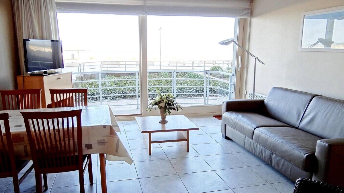 Nieuwpoort-aan-Zee Apartment | Studio in Nieuwpoort with Stunning Sea View