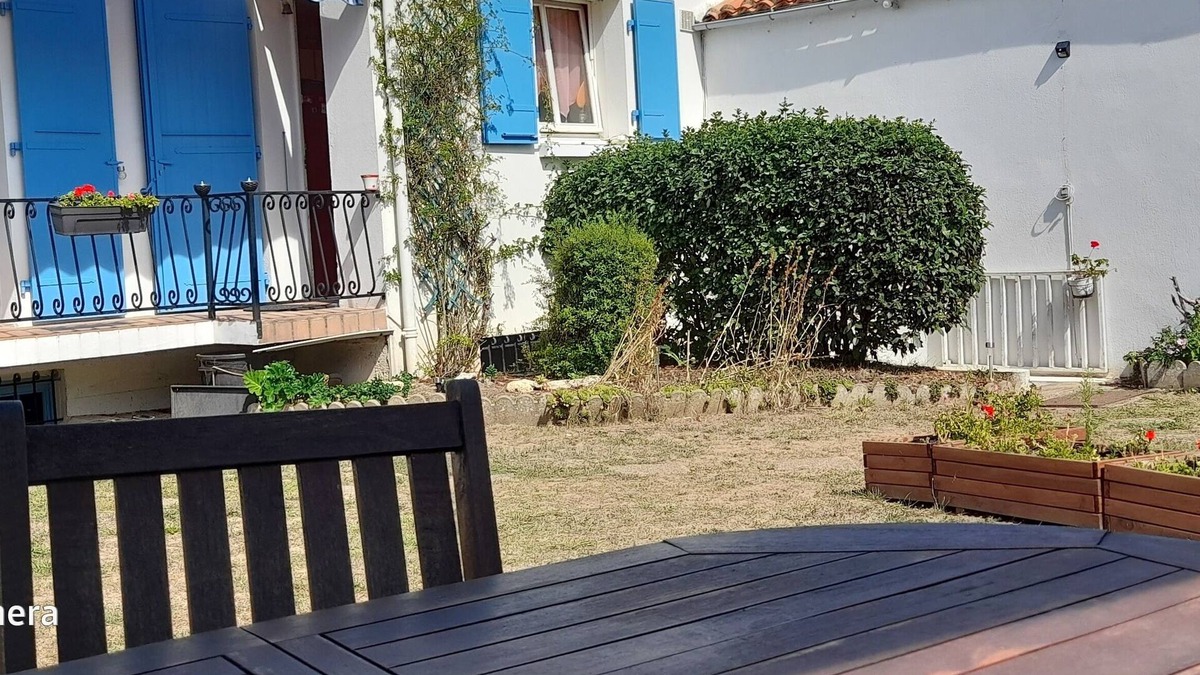 Lucon House | Studio in semi-basement with private access, bedroom, kitchen, WC and shower