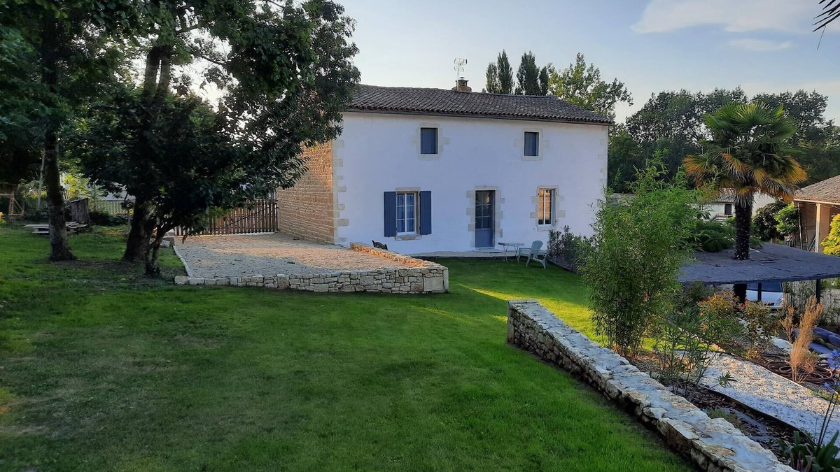 Echire Apartment | Studio in the countryside near river and hiking trails