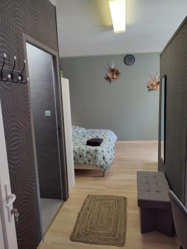 Le Cateau-Cambresis Apartment | Studio indépendant accès direct autonome.