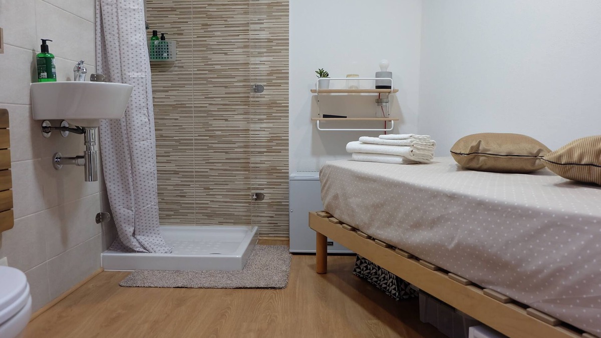 Olhao Apartment | Studio independent room, with air conditioning, wi-fi and patio access