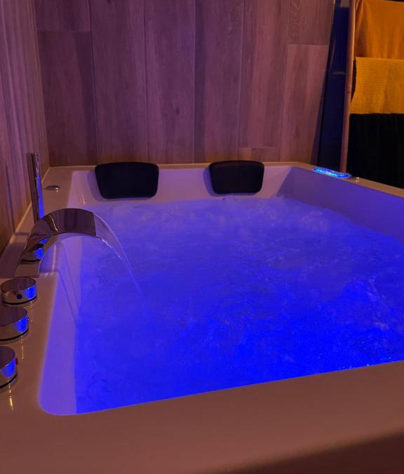 Sacquenville Apartment | Studio jacuzzi Love Room