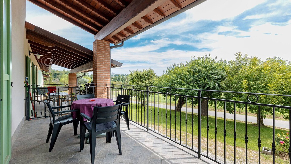 Ponti sul Mincio Apartment | Studio 'La Scarpina Alloggio N 2' with Private Terrace, Shared Garden and Air Conditioning