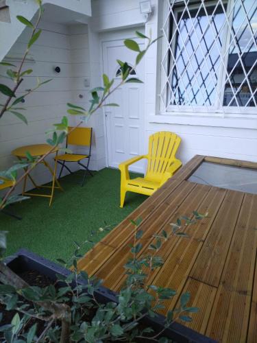 Dole Apartment | Studio, La terrasse d'Isa