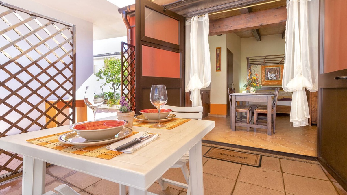 Porto Torres Apartment | Studio 'Lo Scrigno' with Private Garden, Wi-Fi and Air Conditioning