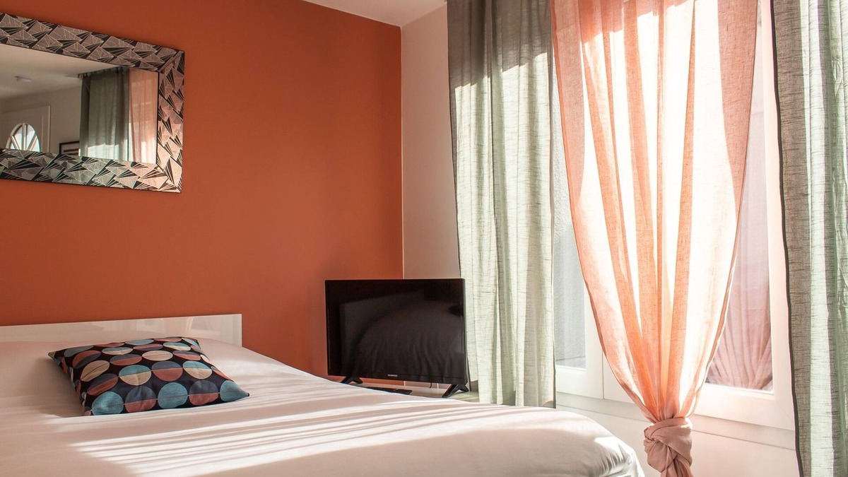 Saint-Quentin Apartment | Studio-Luxury-Ensuite-Terrace