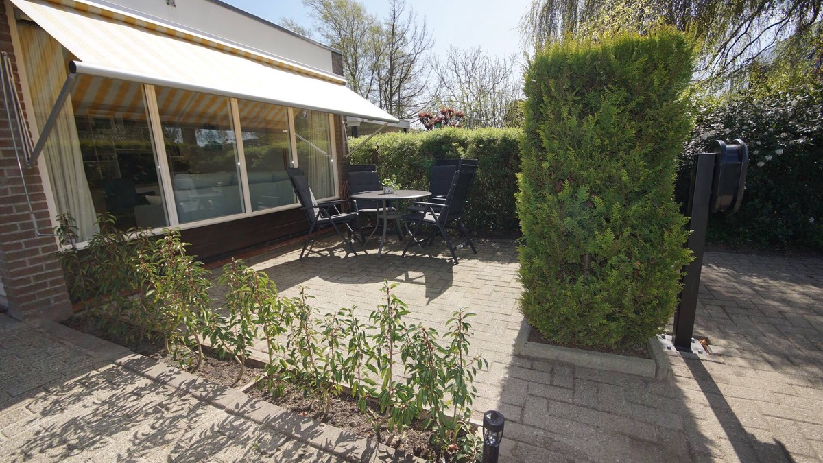 Uitwellingerga Apartment | Studio Marretoer in the middle of the lake area; lockable shed for bicycles