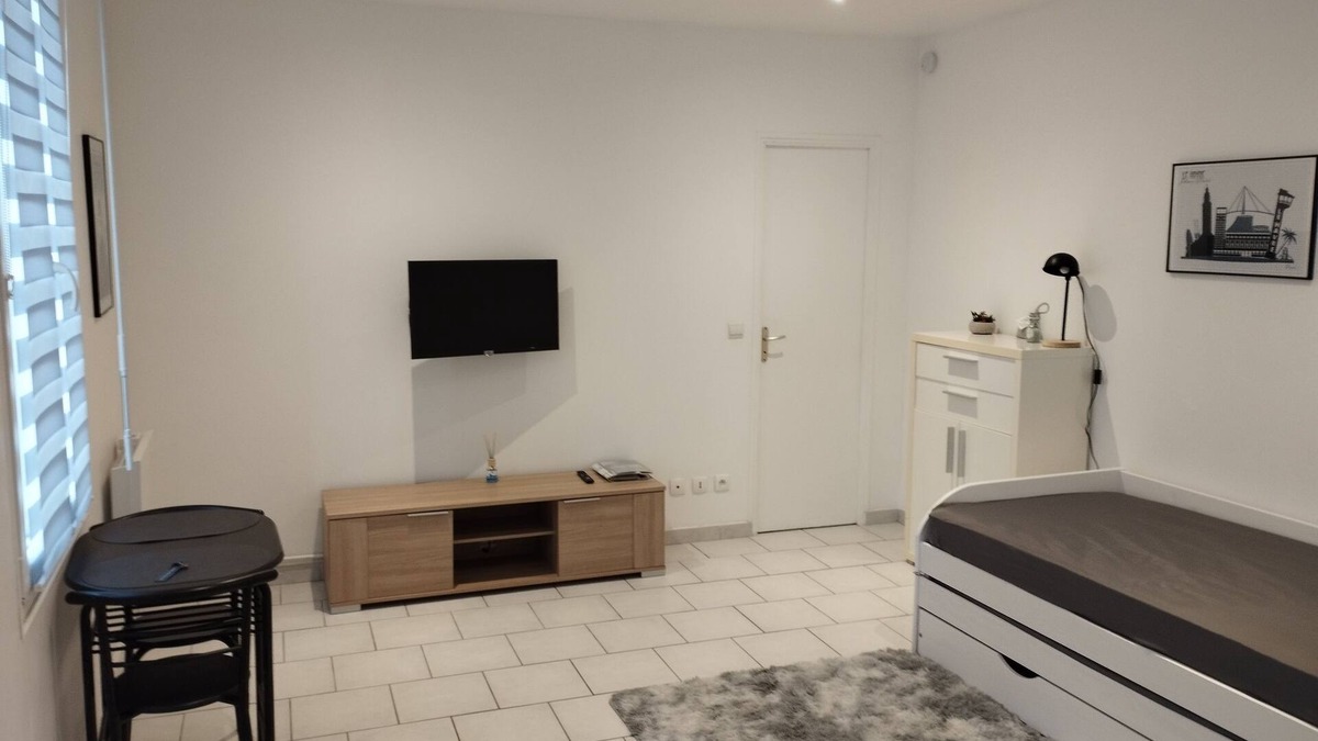 Saint-Charles du Port Apartment | Studio Meublé Canapé lit Netflix Prime Vidéo