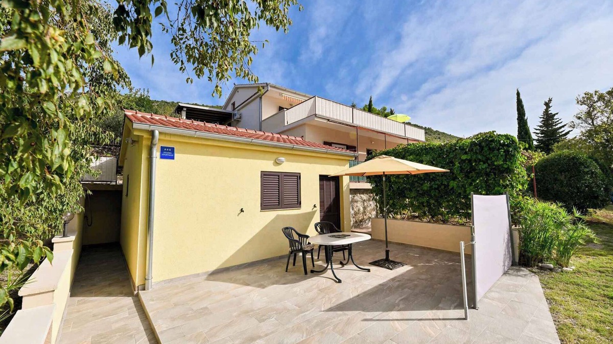 Seline Apartment | Studio mit Klimaanlage und Terrasse