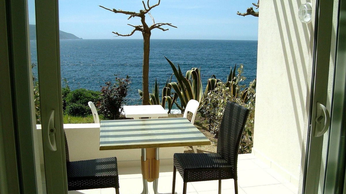 Casaglione Apartment | Studio N°1 in Tiuccia, waterfront, air-conditioned, wifi