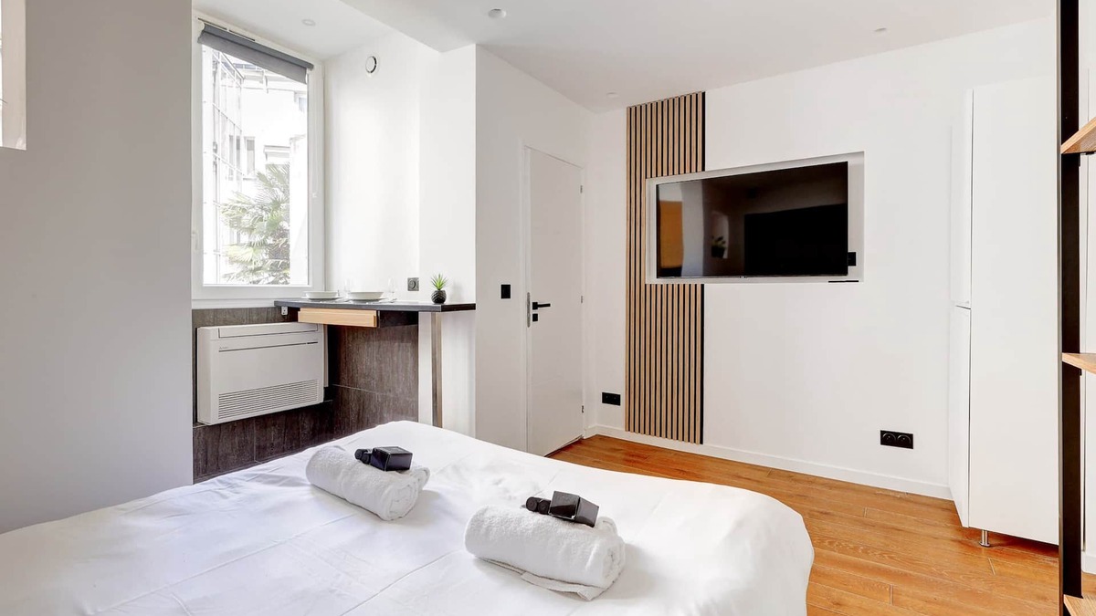 Champs-Elysees Apartment | Studio Neuf et Climatise, sur les Champs Elysees