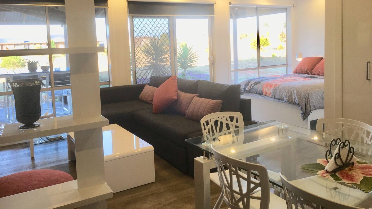 Melton South Apartment | Studio New and Modern Self-catering