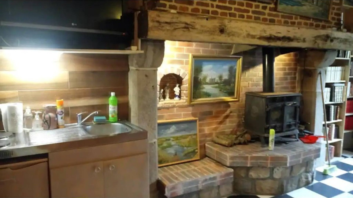 Crasville-la-Mallet Apartment | Studio Norman fireplace
