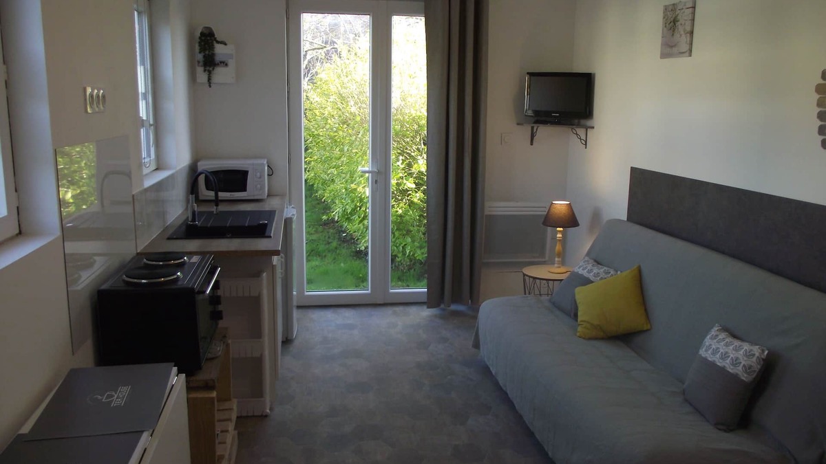 Roz-sur-Couesnon Apartment | Studio on land "Countryside at the foot of MT ST MICHEL"