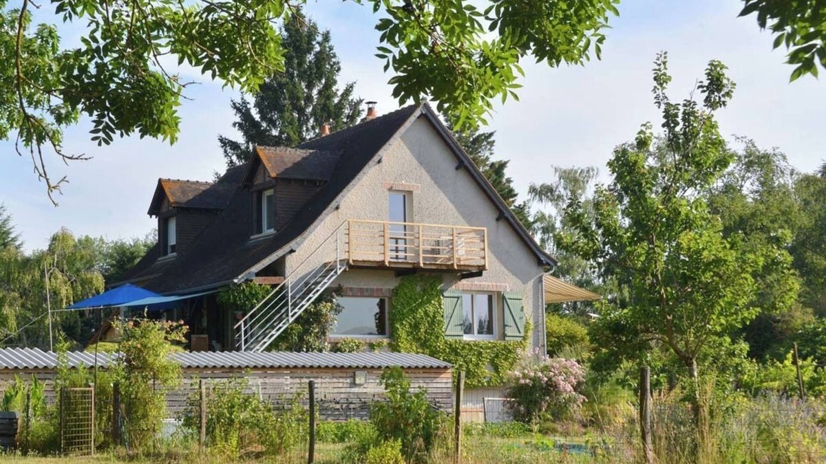 Nouan-sur-Loire Apartment | Studio on the banks of a Sologne pond, near Chambord and the Loire.