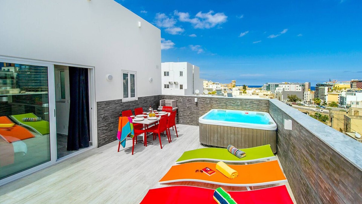 Swieqi Apartment | Studio Penthouse Apartment with Jacuzzi in St. Julian's
