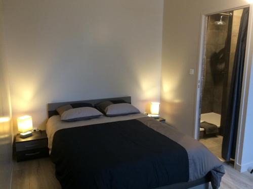 Thiviers Apartment | STUDIO proche gare avec kitchenette et wifi - porte rouge