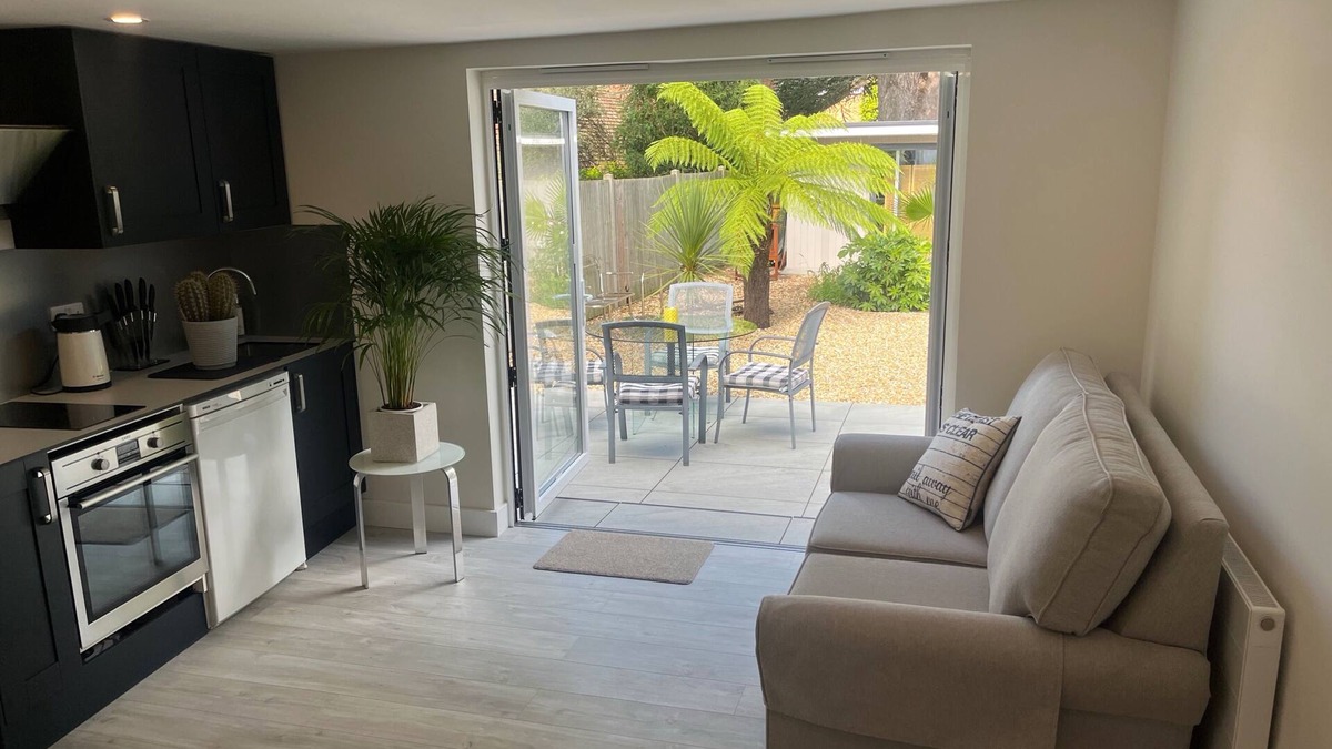 Locks Heath Apartment | Studio Retreat - Hot Tub, Garden & Pets Welcome
