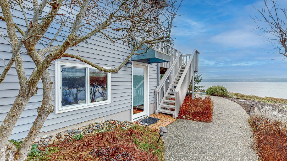 Camano Island Apartment | Studio retreat with kitchenette & stunning Sunset views - close to beaches