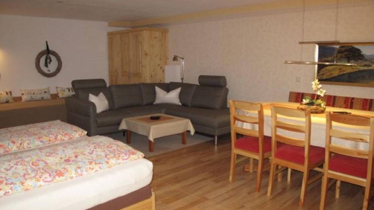 Saarlouis Apartment | Studio, shower/WC, living/sleeping room. - House Anna
